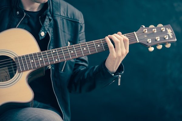 Cours de musique : comment apprendre la guitare facilement ?
